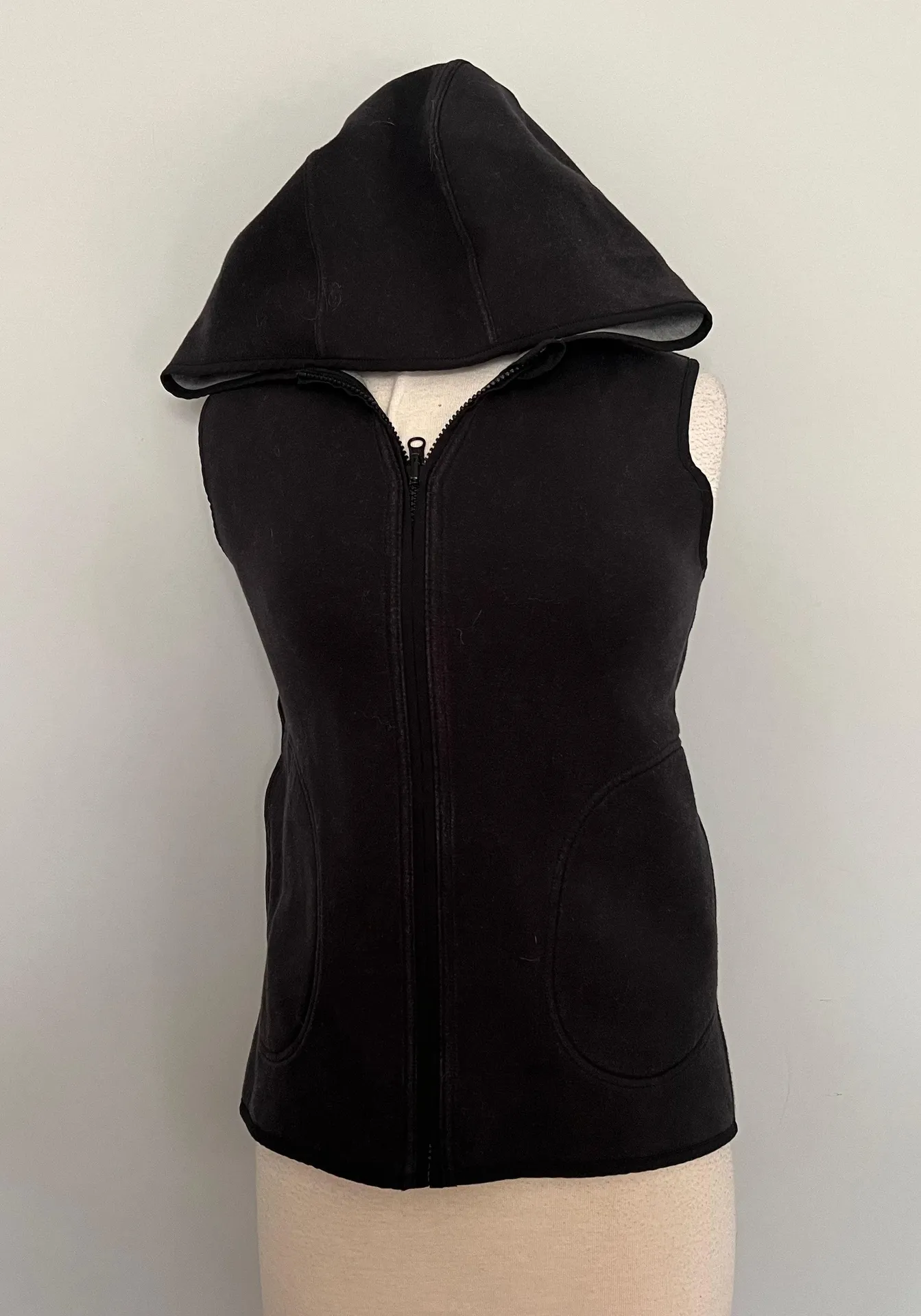 Reversible Black Gray Insculpt Vest - Image 7