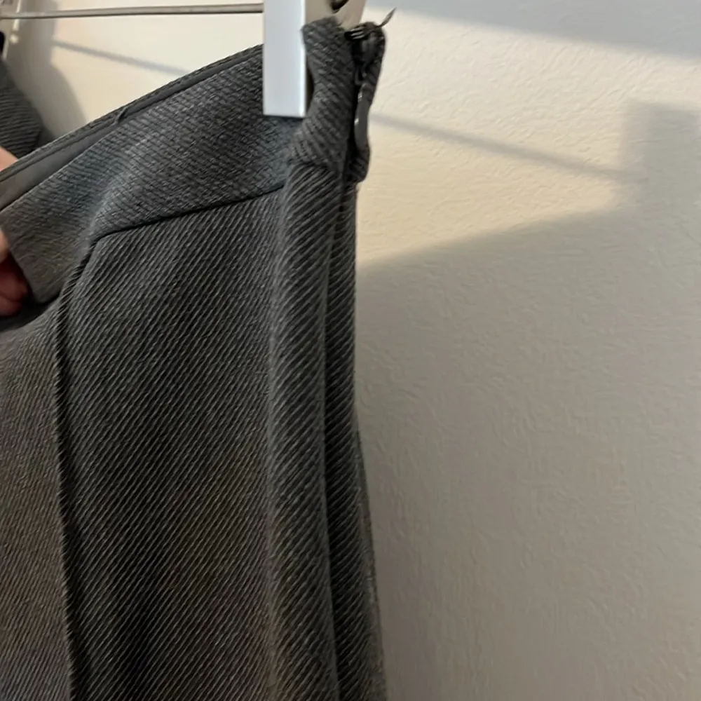 Ann Taylor dark grey pants in size 6 PETITE with side zip - Image 4