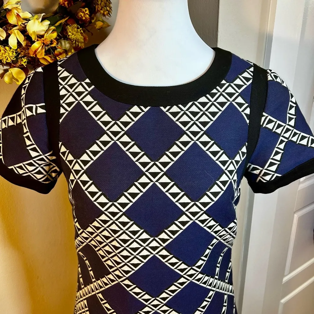 TRINA TURK  Mod Navy & Cream Geometric Diamond Print Career Shift  Dress Sz 0 - Image 3