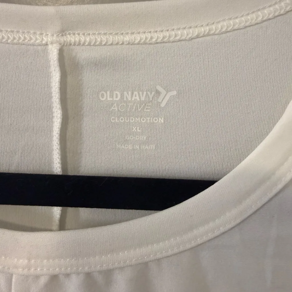 ☁️ NWT! ☁️ Old Navy White CloudMotion Short Sleeve Twist Top - Image 3