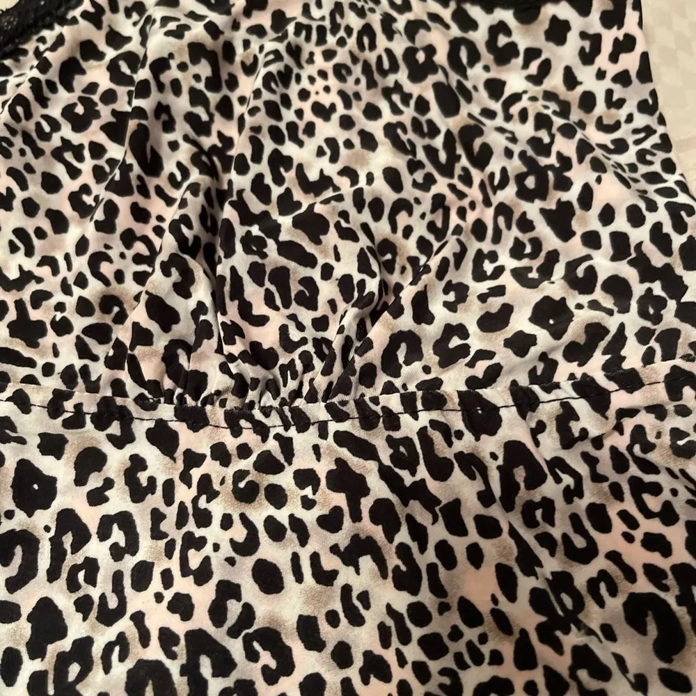 Rene Rofe Sleepwear leopard camisole black & white with hints of pink. Size XL​ - Image 3