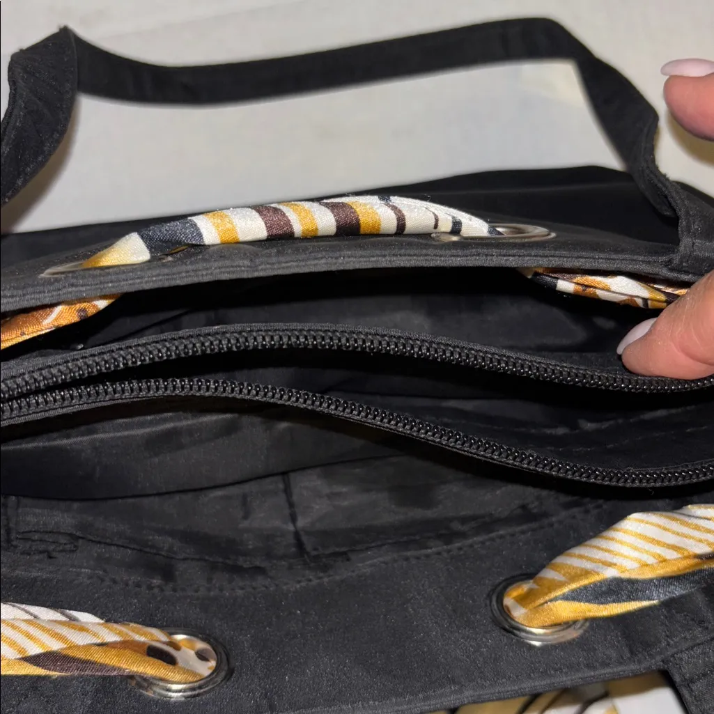 BLACK NYLON TOTE/SHOULDER BAG TIE INTERWOVEN THRU BAG
3 COMPARTMENTS ONE ZIPPER - Image 10