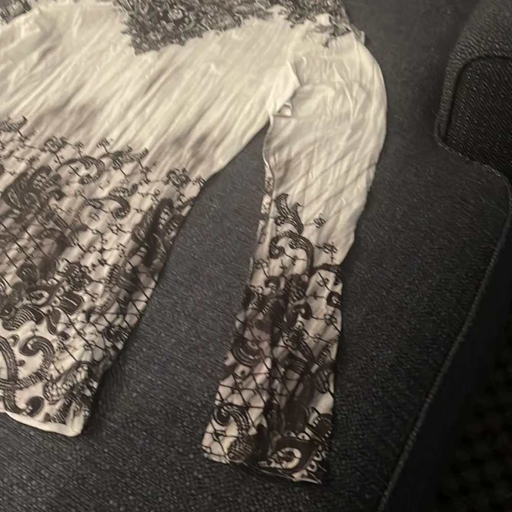 Black &white design blouse - Image 4