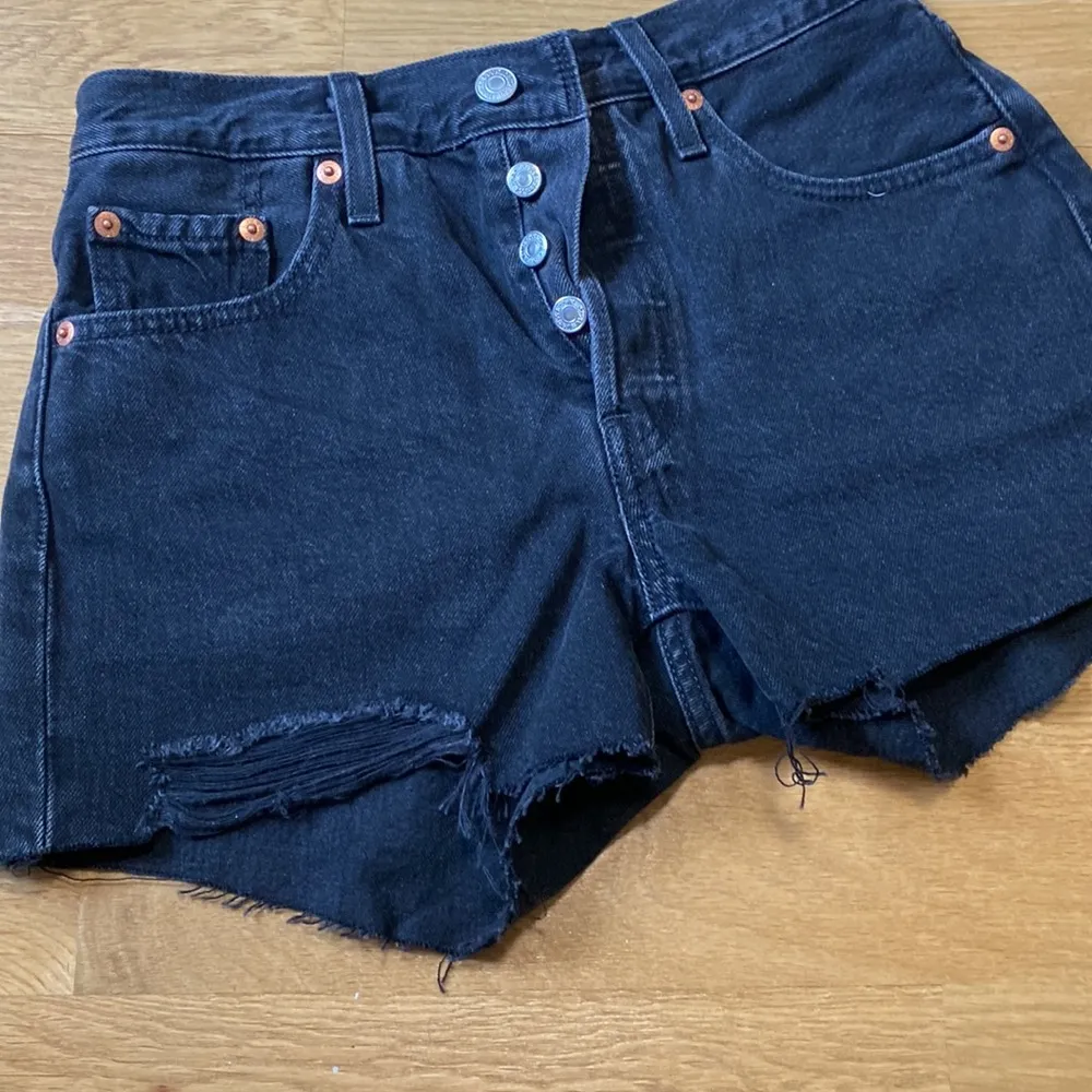 Levi’s 501 high waisted shorts size 24 - Image 4
