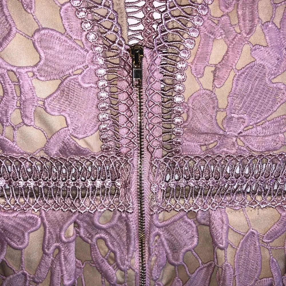 Romeo & Juliet Couture Double-V Lace Midi Dress - Image 9