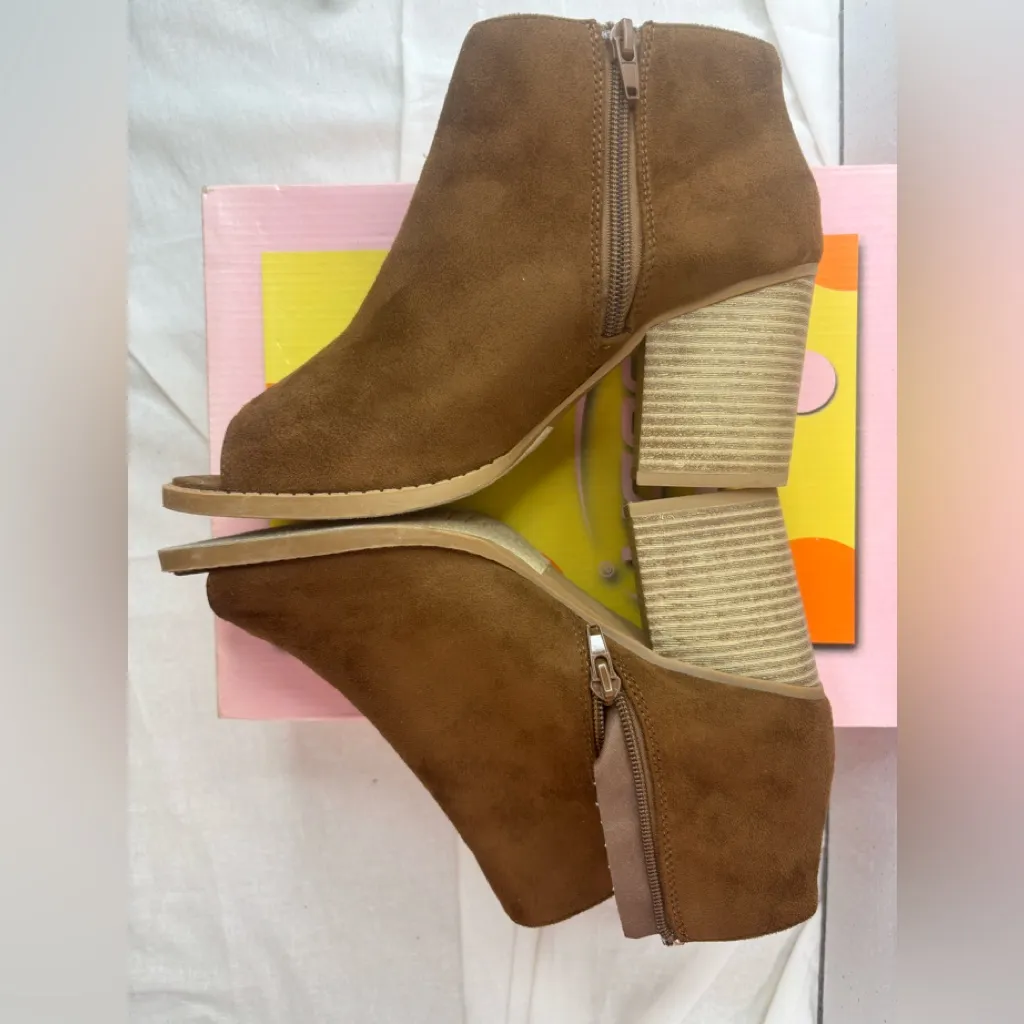 Soda 9 RATON-S Tan Suede Fringe Peep Toe Wood Stack Heel Zip Ankle Booties - Image 2