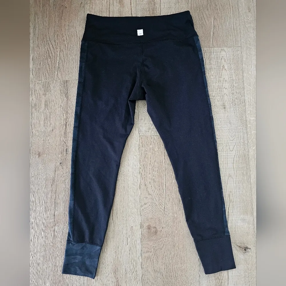 Vuori Black And Grey Camo Leggings with Wide Waistband and Slim Fit - Image 5