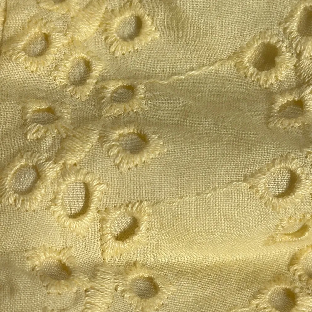 Hollister Yellow Eyelet Shorts - Image 4