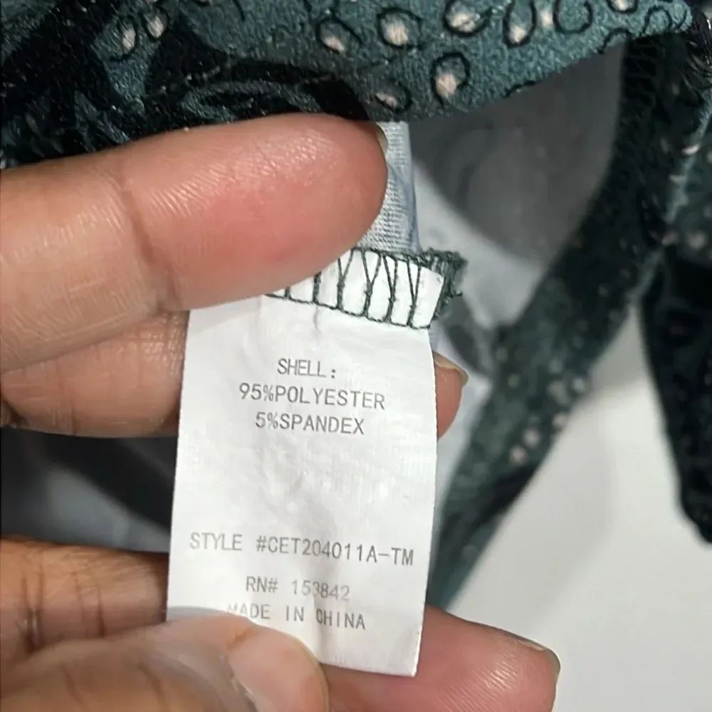 Melloday Women's Long Sleeve Floral Top- Green, Black & White. Size Medium - Image 7