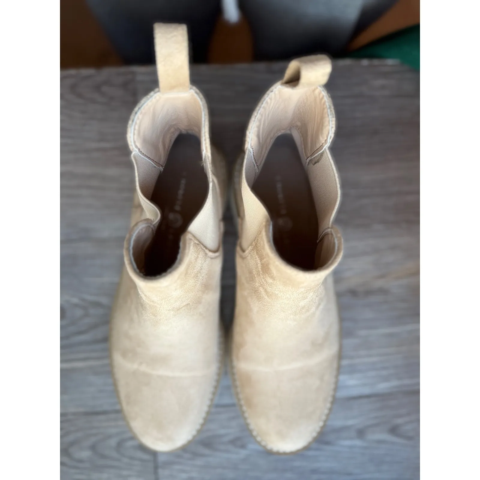 Chinese Laundry Tan Suede Chelsea Boots Lug Sole Star Detail Women's Size 6.5 - Image 5