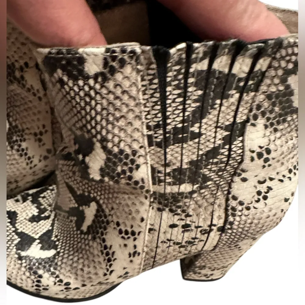 Seychelles Anthro Accordian Snakeskin Ankle Pointy Toe pullon Boots Black Cream - Image 9