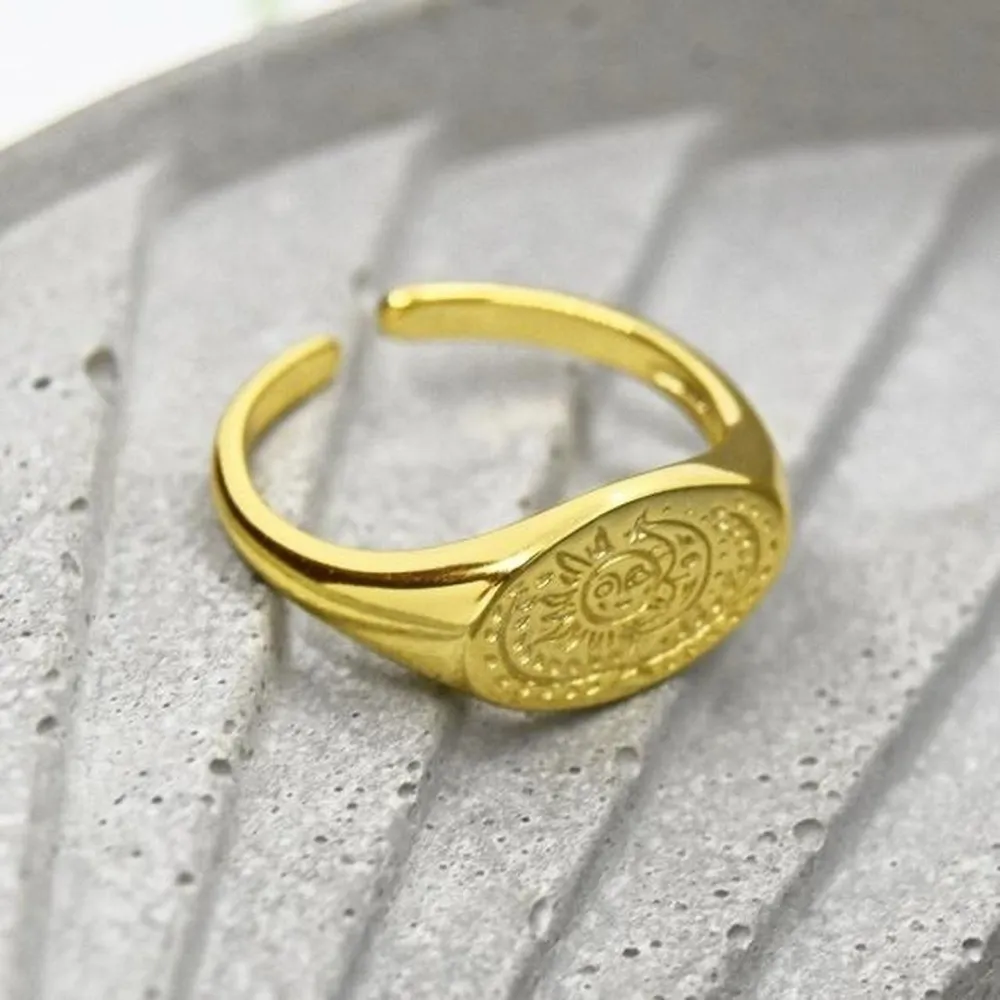Sun and Moon Signet Ring Gold - Image 2