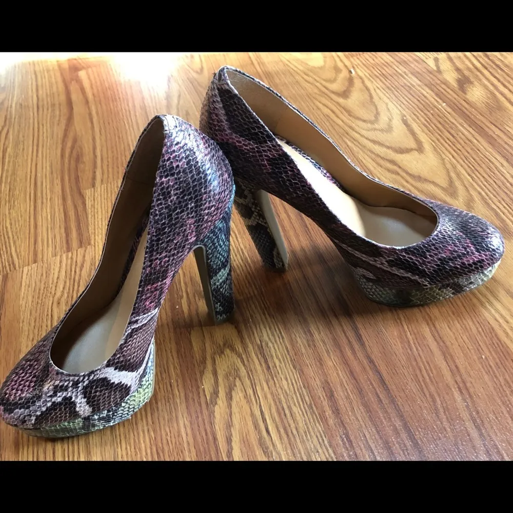 COSMOPOLITAN Faux Snakeskin Shaped Pump Size 6 1/2 - Image 3