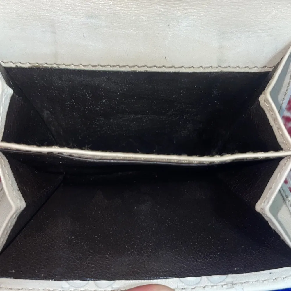 Gucci  Embossed  Leather Compact Wallet - Image 9