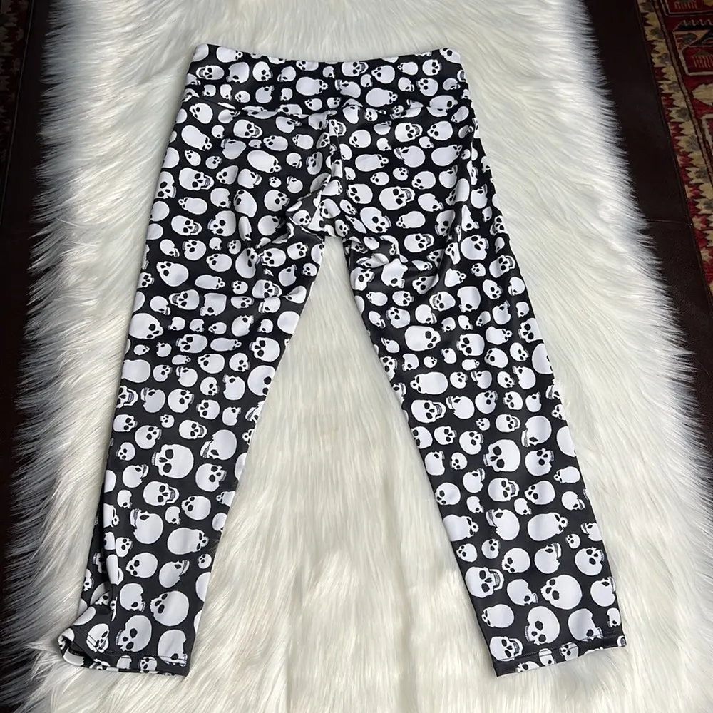 Onzie Skull Print Capri Leggings - Image 8