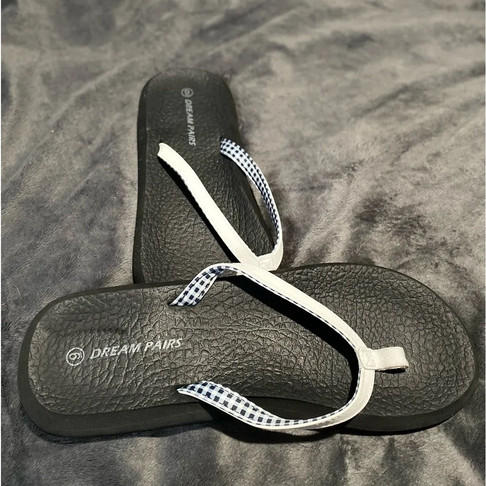 NWOT DREAM PAIRS Women’s Size:9 White flip flops Arch support. - Image 6
