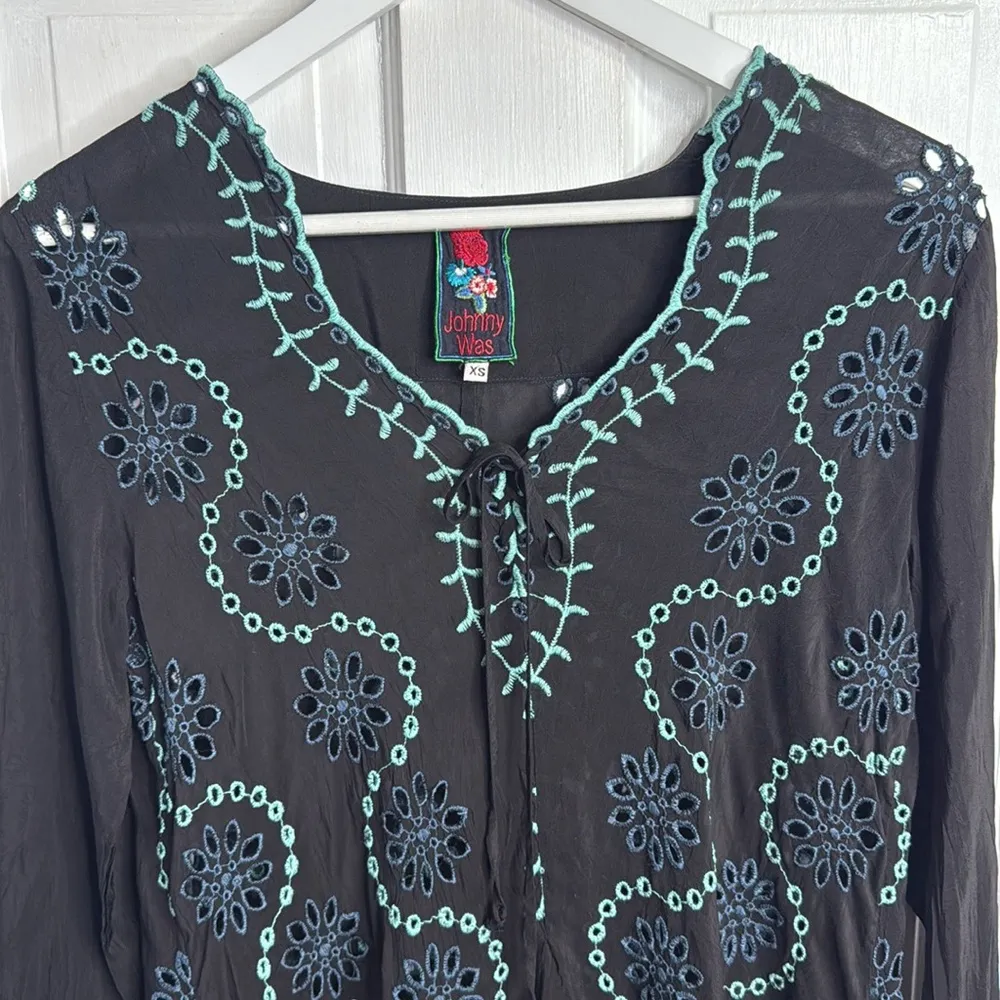 Johnny Was Black Embroidered Floral Long-Sleeve Top Tunic W1703 Sz XS - Image 3