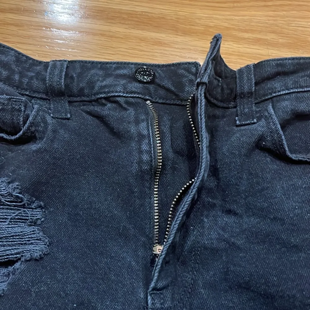 Hollister black dristress jean shorts size 28 . - Image 6