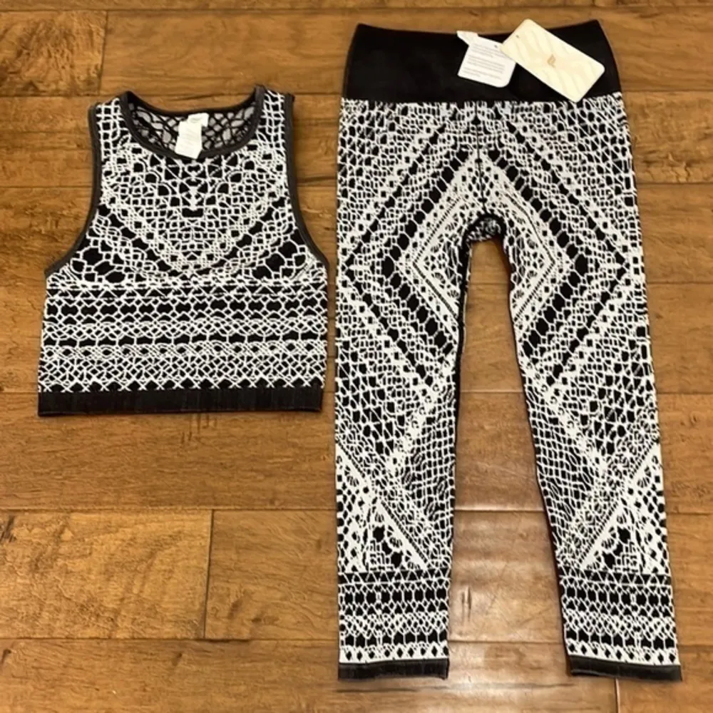 Fabletics High Waisted Seamless Lace Capri Leggings and Tank - NWT - Image 5