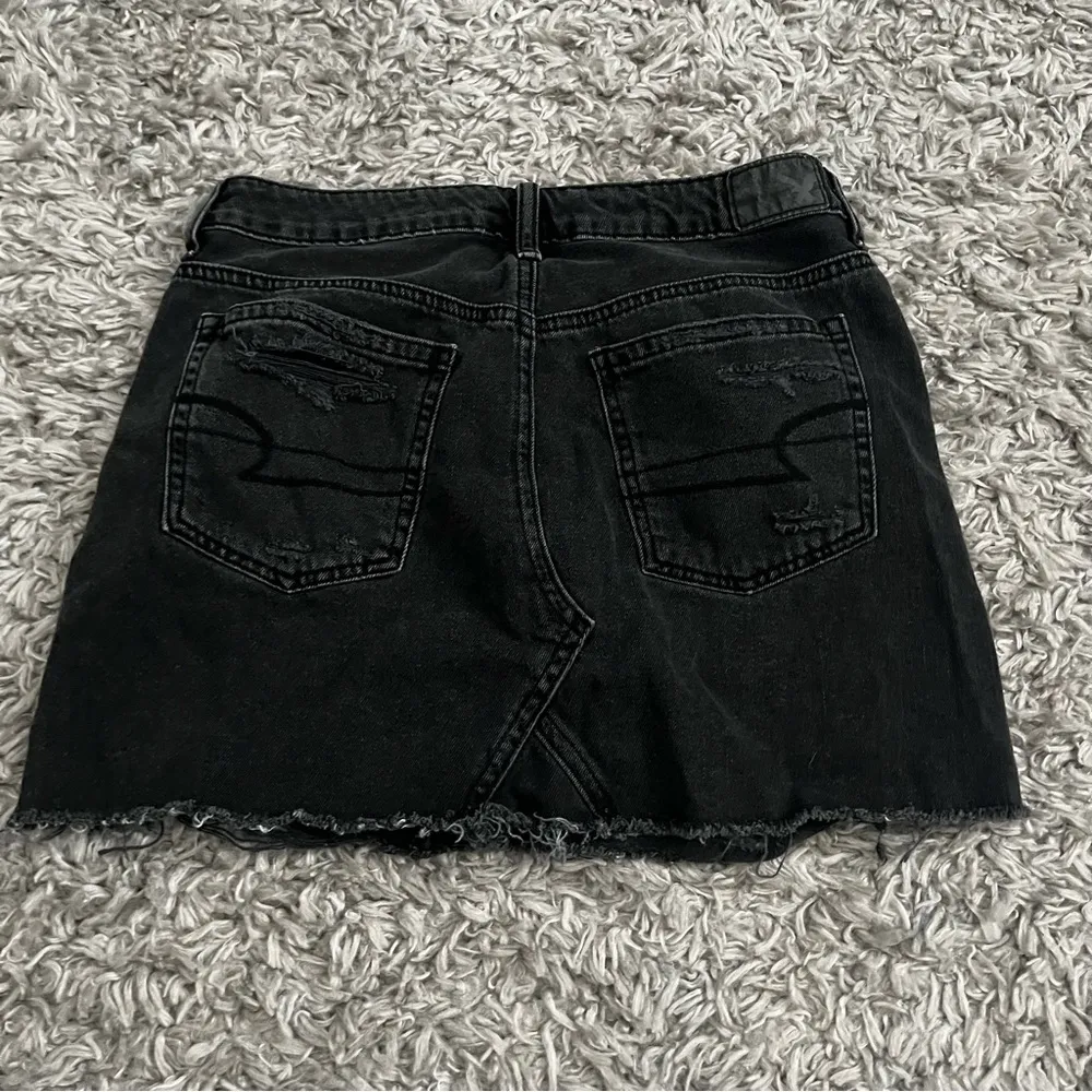 American eagle black distressed jean skirt size 6 - Image 3