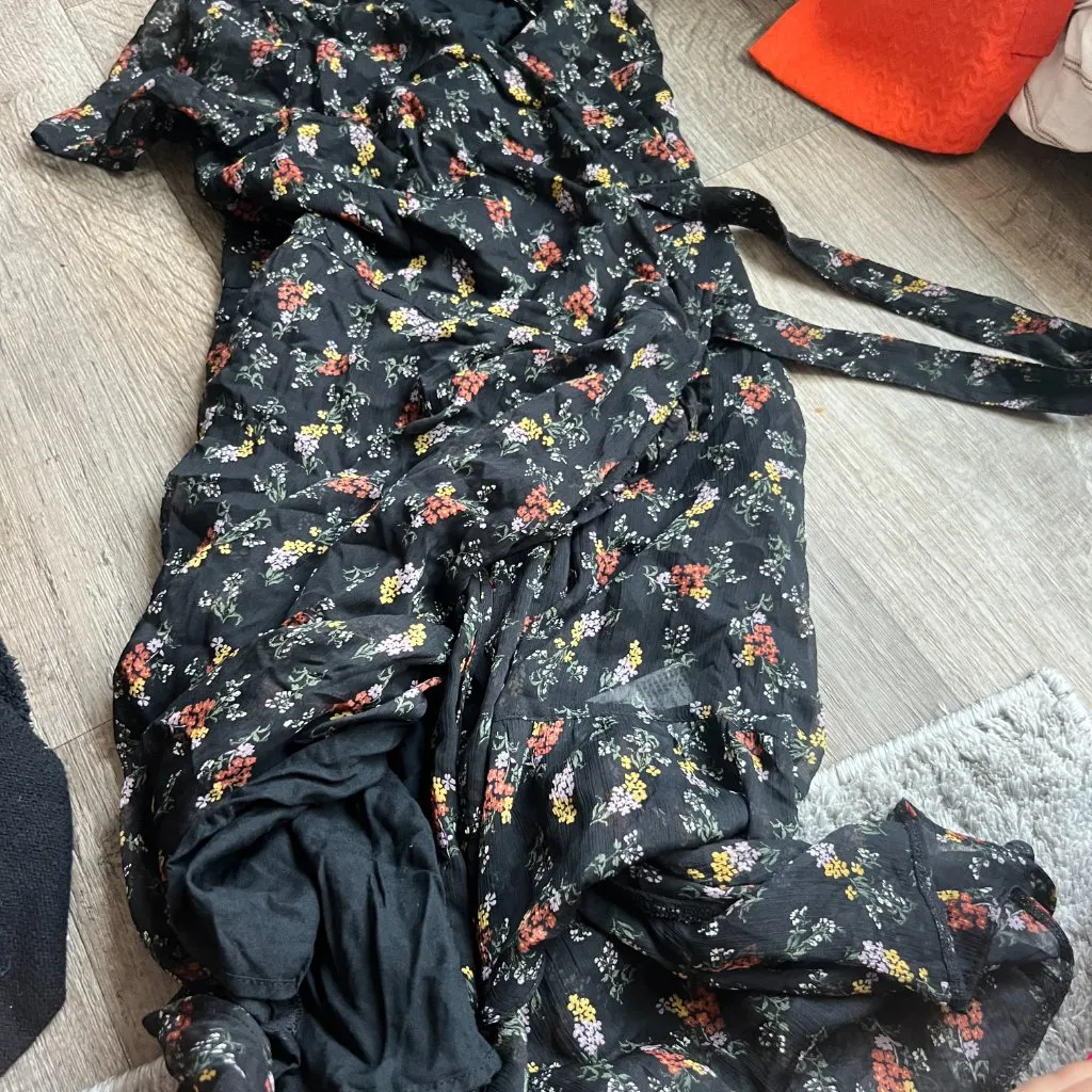 Abercrombie & Fitch black midi wrap dress floral orange and yellow floral size M - Image 4