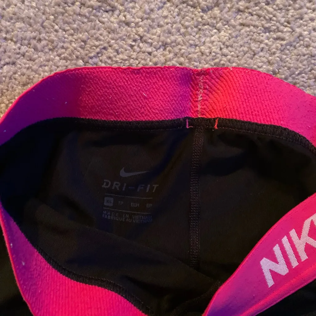 Nike Xs black and pink 3/4 leggings. Like new. Very stretchy - Image 3