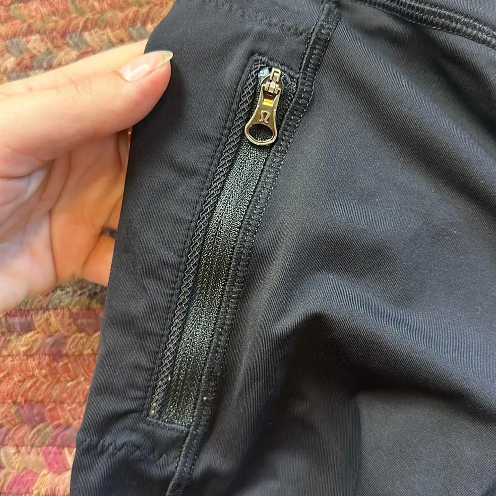 LULULEMON BLACK MESH ZIP POCKET ATHLETIC CROP LEGGINGS RUN - Image 3