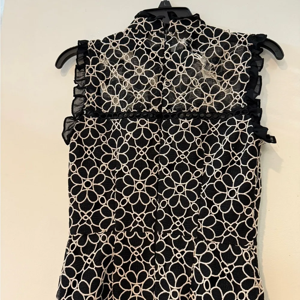 ML Monique Lhuillier 
Ivory Lace Sheath - Image 8