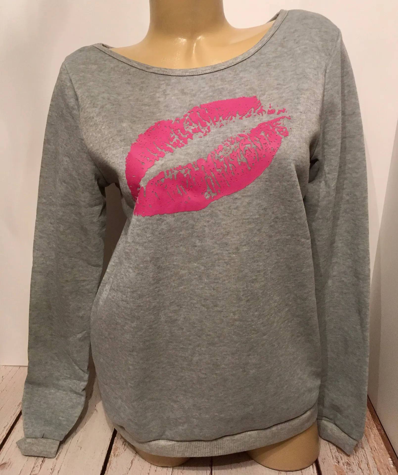 Lip Print Sweatshirt, XL Gray - Image 3