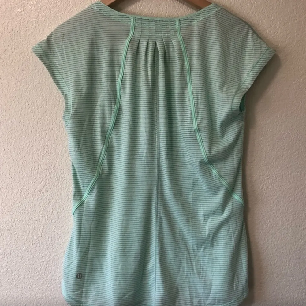 Lululemon mint stripped V neck. Size Small - Image 5
