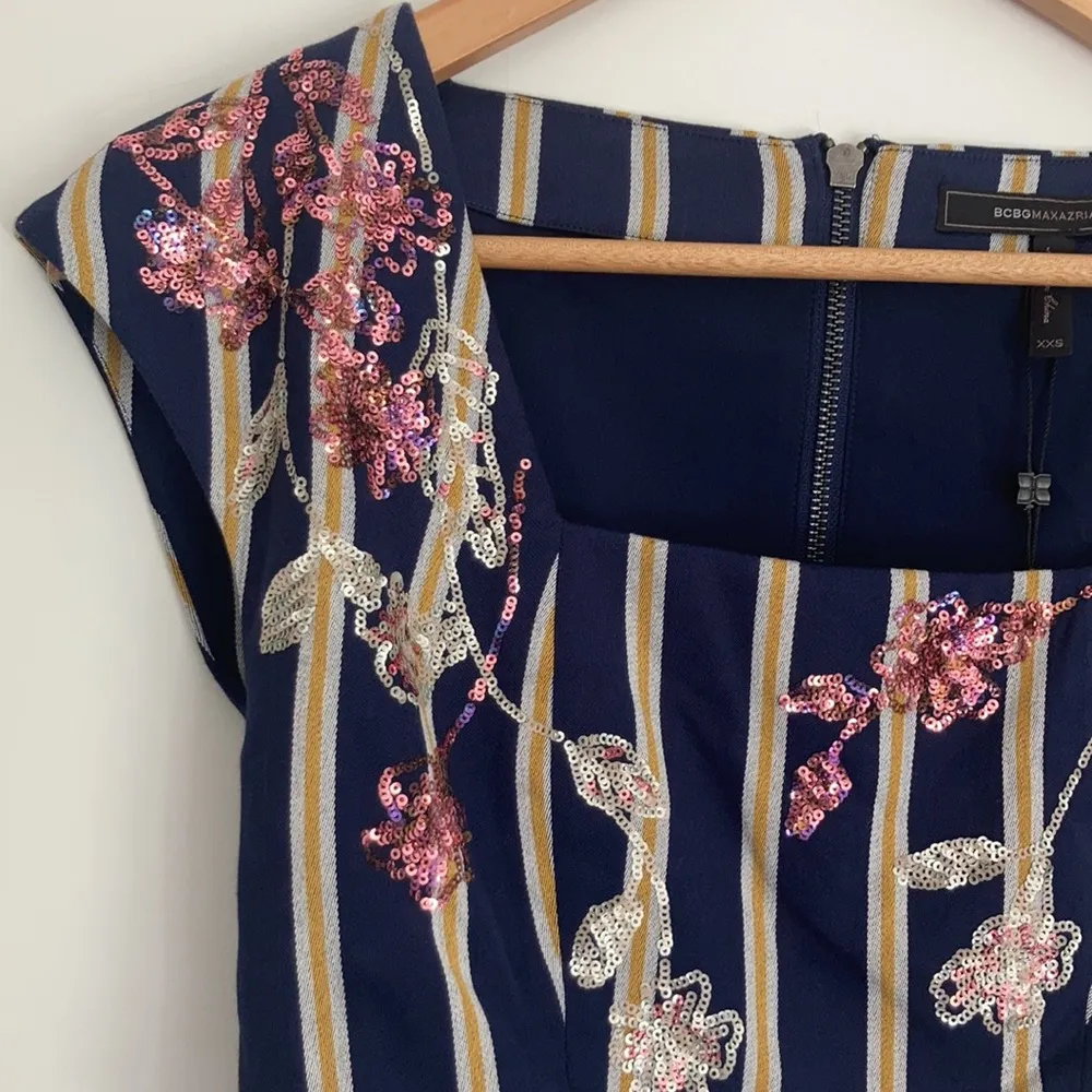 NWT BCBGMaxAzria Embellished Crop Top Floral - Image 3