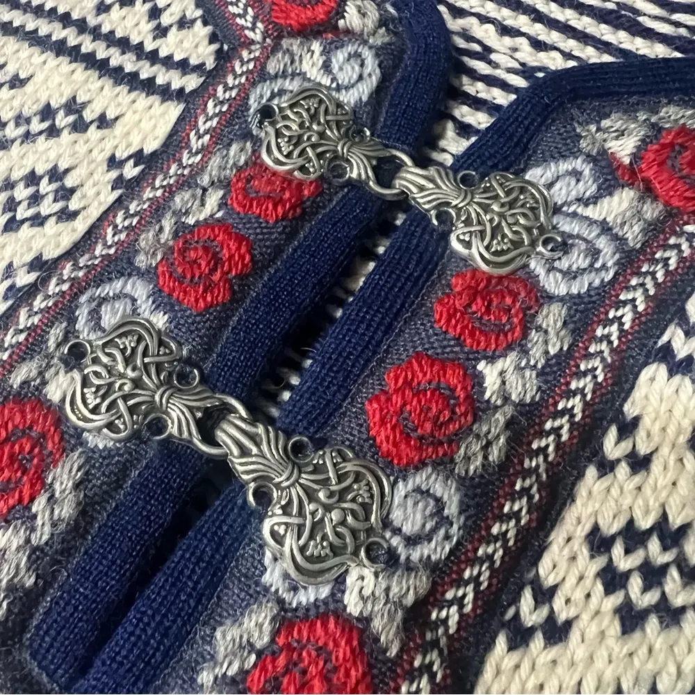 Voss Norway Fair Isle Wool Pullover Sweater metal clasps white blue red small - Image 3