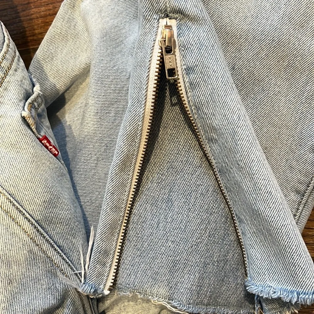 Levi’s 501 tapered light denim with zippered bottom. Size 29 - Image 15