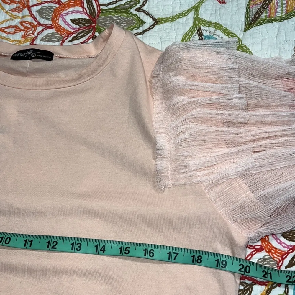 Small womens short sleeve pretty in light pink ruffle t shirt dressy casual - Image 3