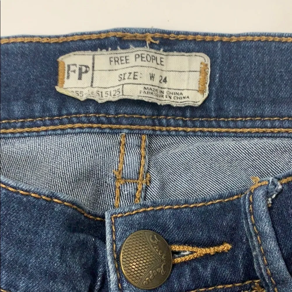 FREE PEOPLE dark denim SKINNY JEANS size 24 - Image 2
