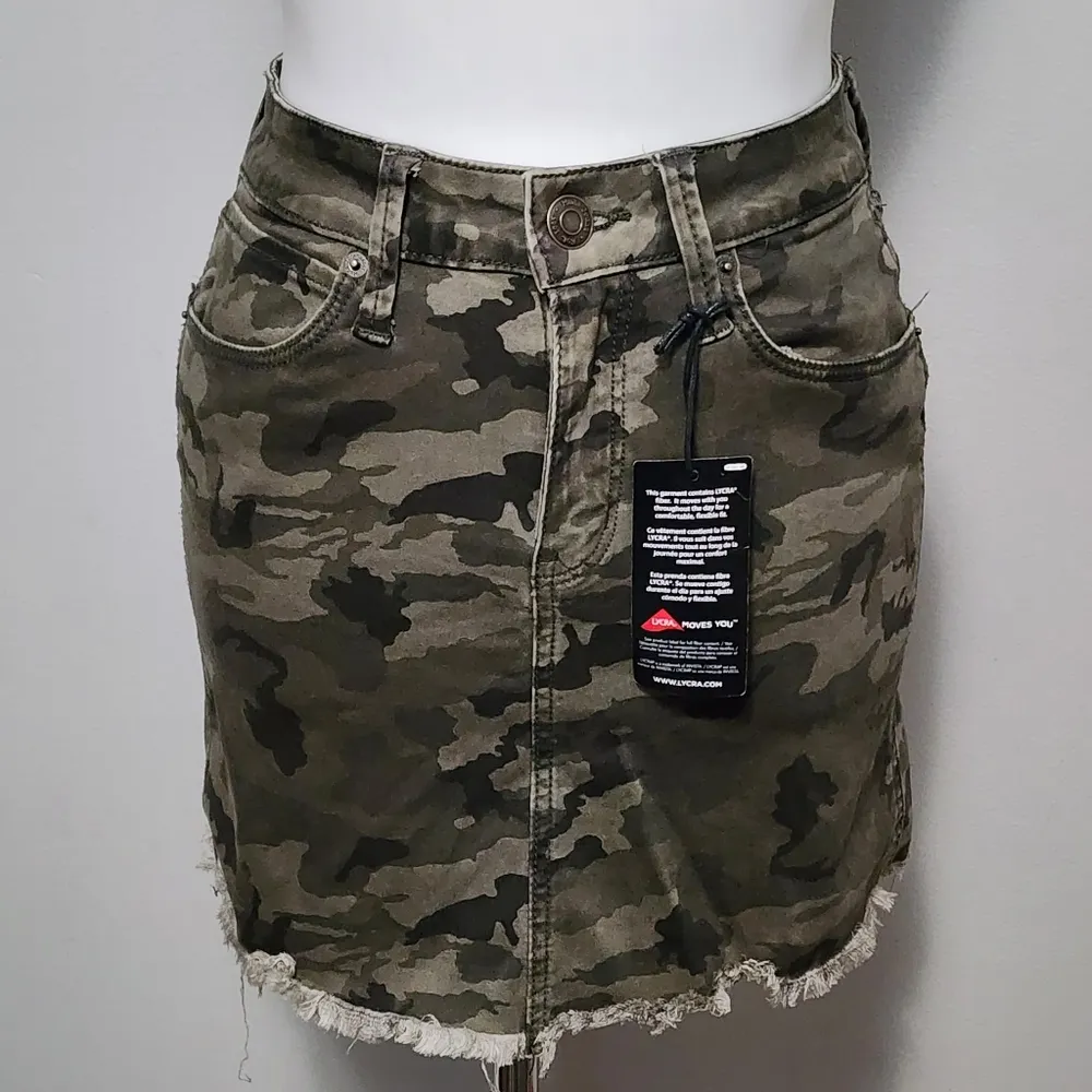 Mudd Green Camo Raw Hem Denim Mini Skirt Size 1 - Image 2