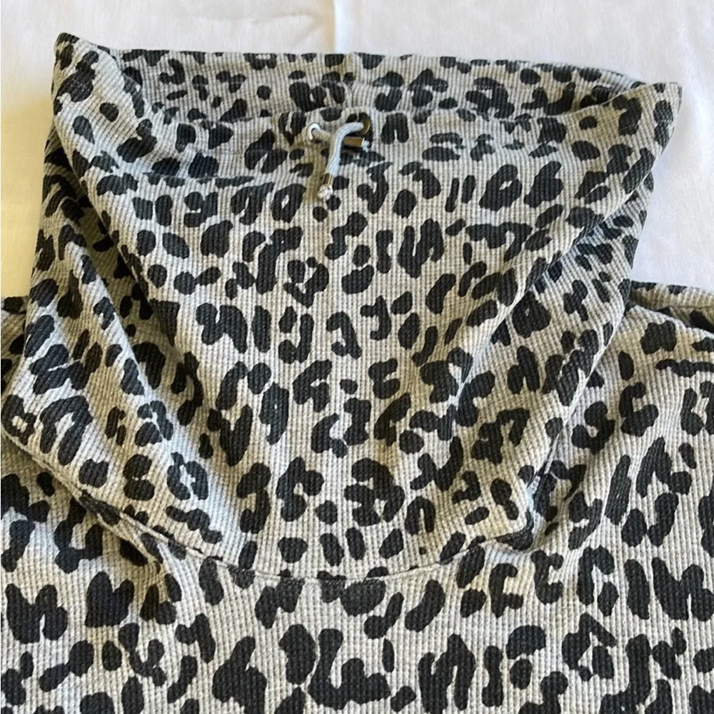 Style & Co Sport 3/4 length sleeve pullover with cowl neckline. Size large - Image 3