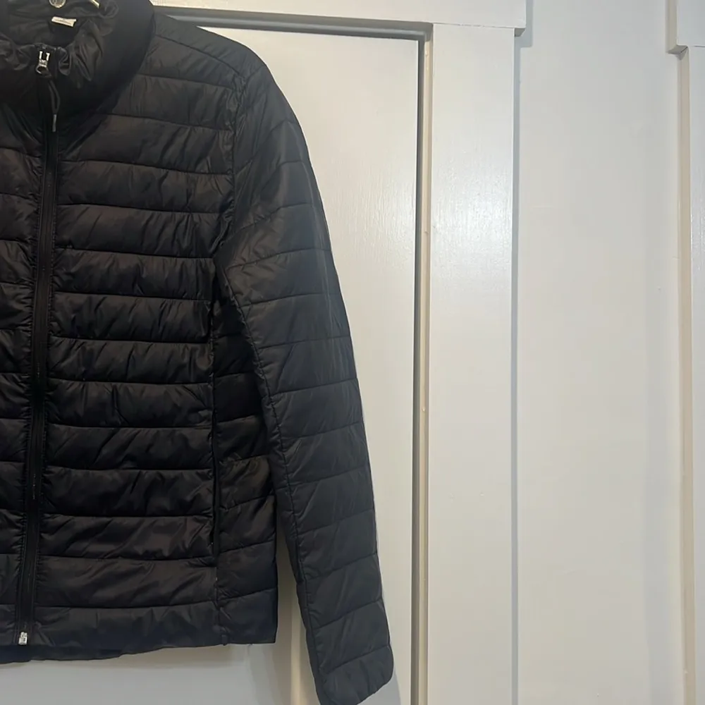 Old navy Active black down puffer coat size medium. - Image 2