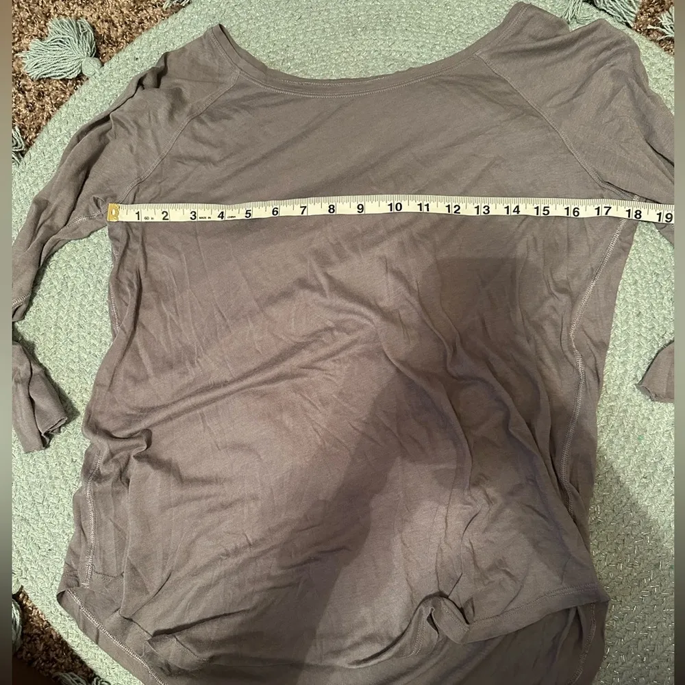 This is a gray Lululemon quarter sleeves size 8 - Image 4