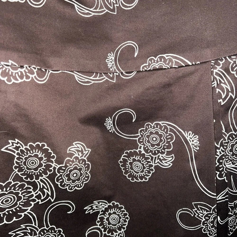 J. McLAUGHLIN Pleated A-Line Lined Brown Skirt with White Flowers Size 8 - Image 2