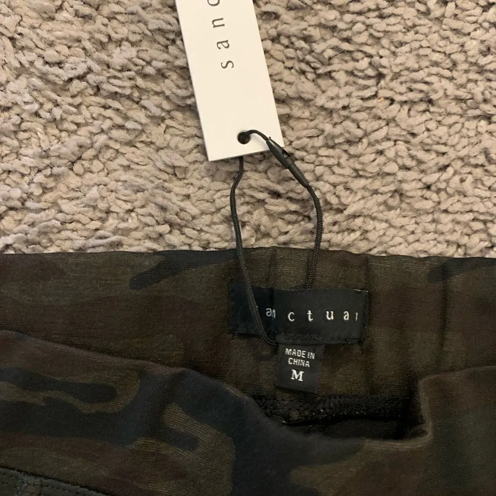 Sanctuary NWT Camo leggings.  Size: M.  Back pockets. - Image 2