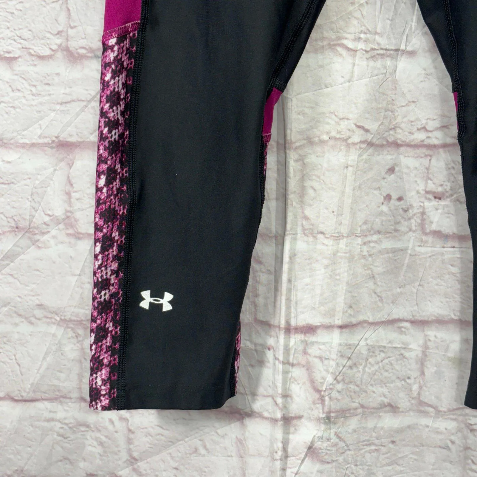 Under Armour Women's Black & Pink Patterned Athletic Leggings Size Medium - Image 4