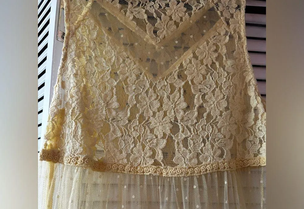 Floral/ Lace Top Yellow - Image 2