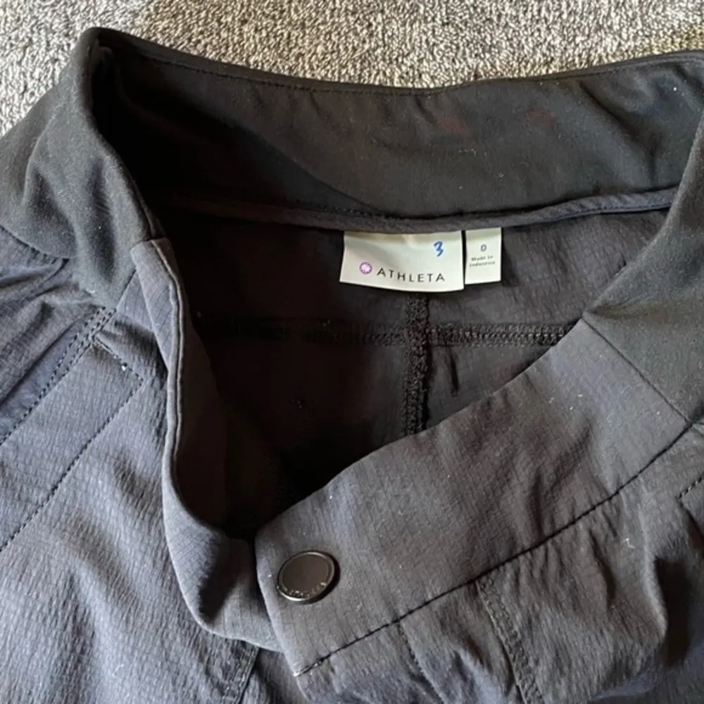 NWOT Athleta matte black shorts with‎ multiple zipper & button pockets - Image 4