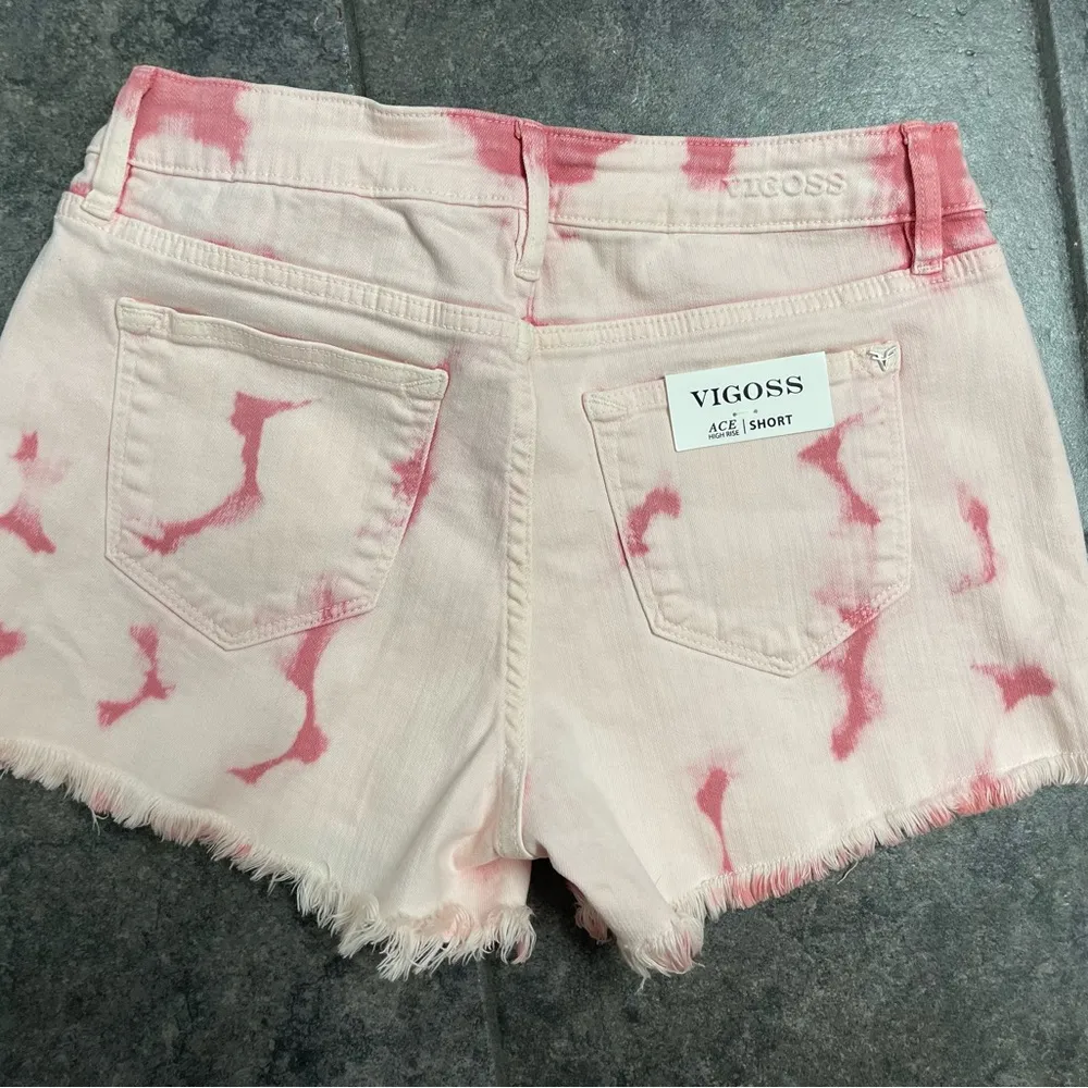 🩷NWT VIGOSS Pink Tie Dyed HIGH RISE ACE Denim Jean Shorts, Size 26 - Image 2