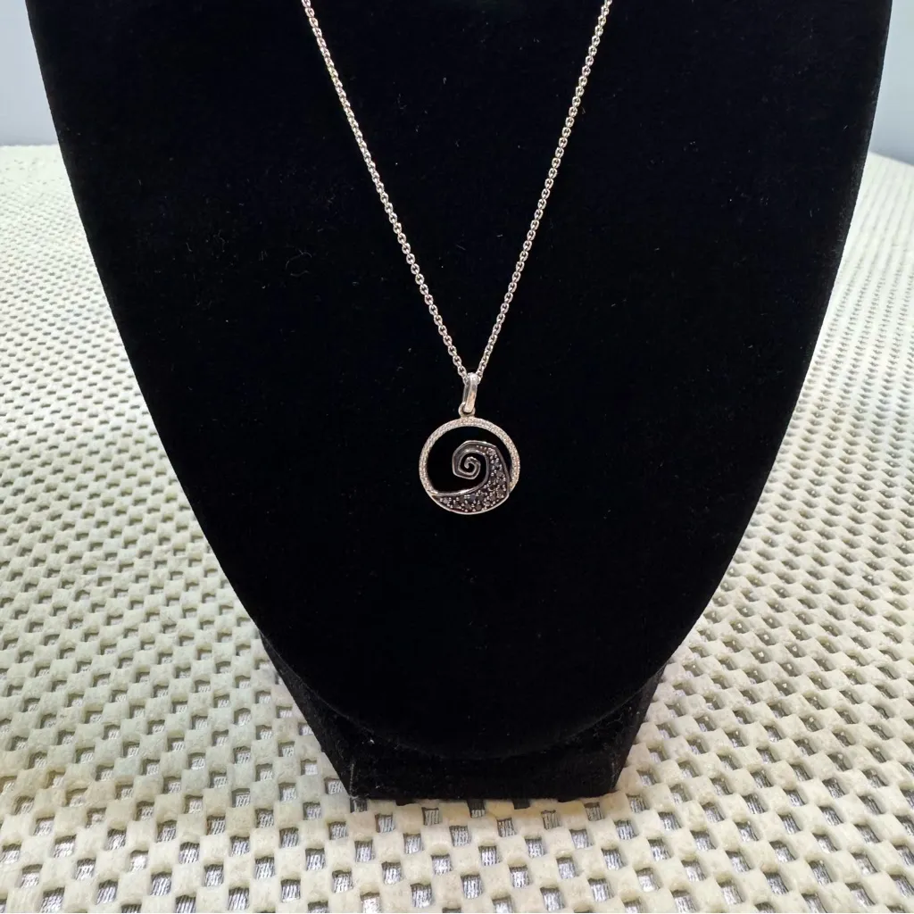 Elegant Spiral Pendant Necklace in Silver - Image 2