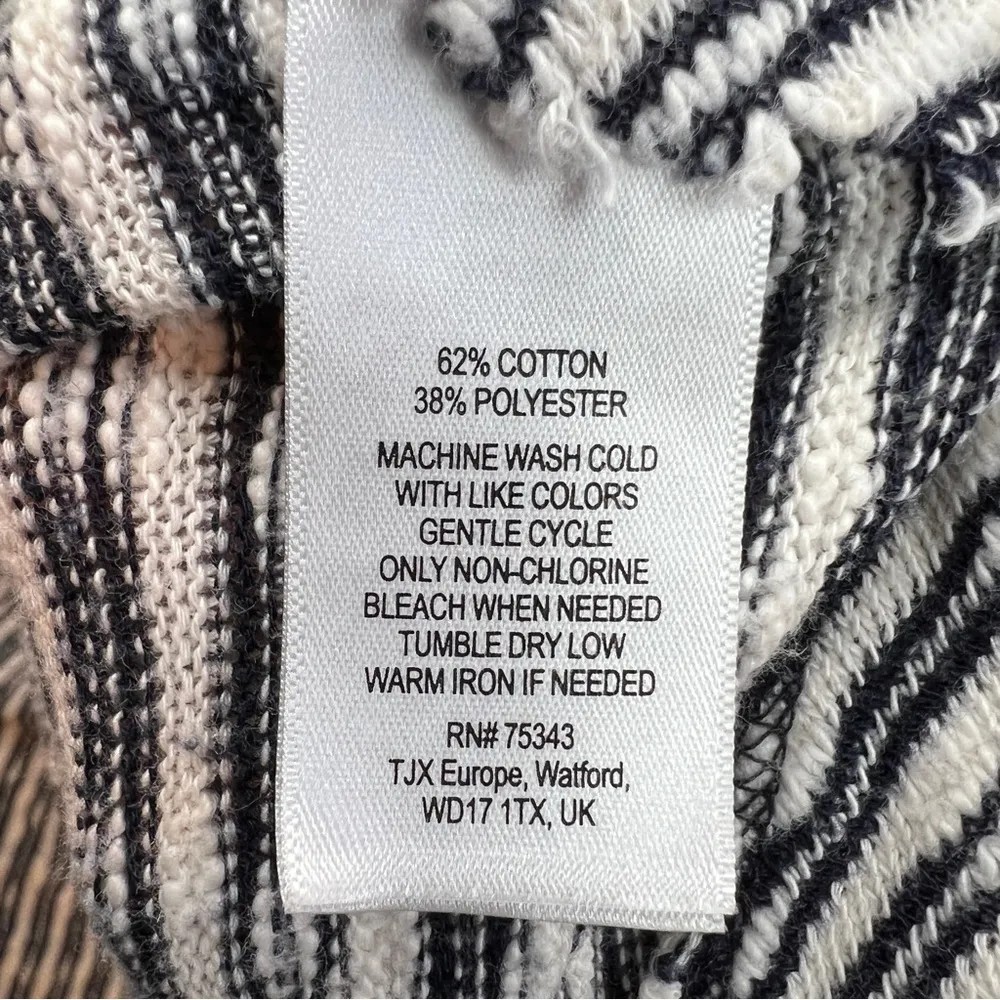 Lucy & Laurel Sz XS Black & White Striped Lightweight Knit Sweater Raw E… - Image 10