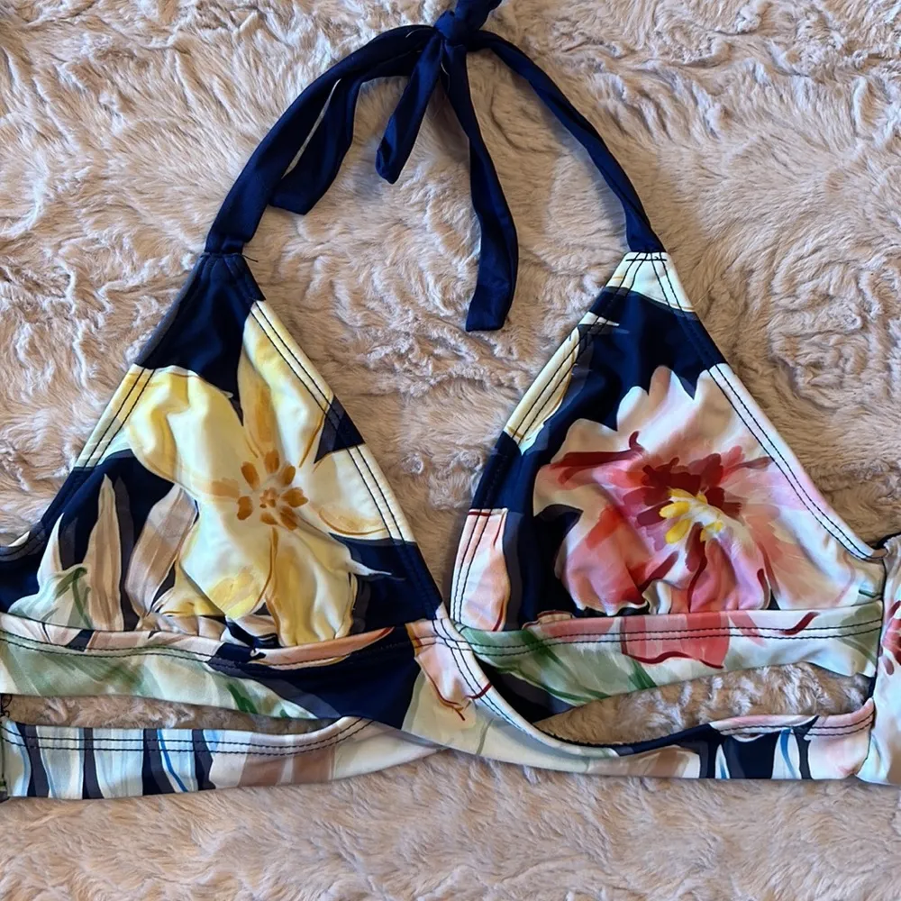 Size M bikini top • - Image 3