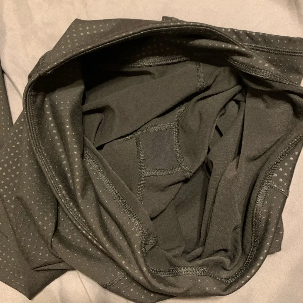 OLD NAVY 'go-dry' cropped polka dot leggings - Image 5