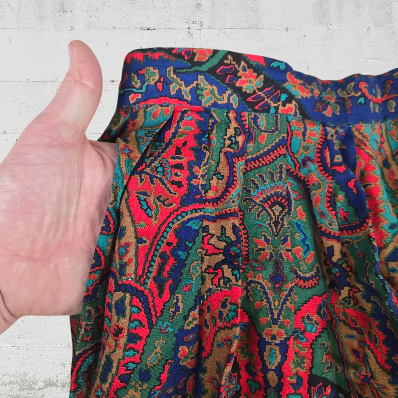 1970s Vintage Paisley Tapestry Red Blue Pleated Midi Skirt Made in USA Size 8 - Image 10